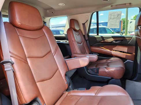 Used 2020 Cadillac Escalade Luxury w/ Escalade Sport Edition AWD/4WD image 16