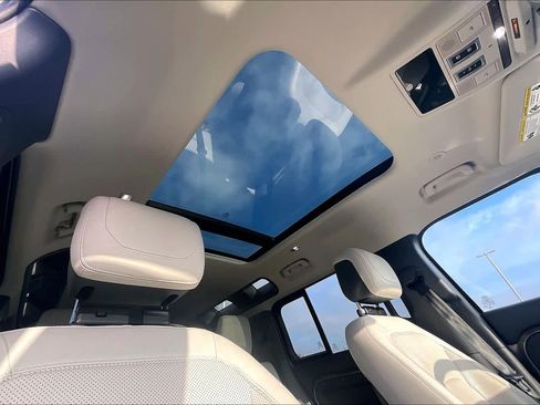 Used 2023 Land Rover Defender 110 SE image 24