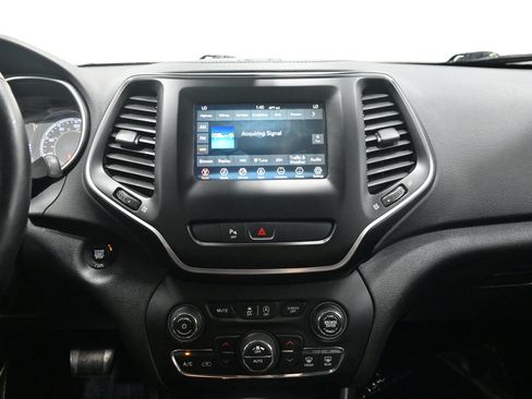 Used 2019 Jeep Cherokee Latitude Plus w/ Comfort/Convenience Group AWD/4WD image 11
