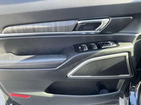 Used 2024 Kia Telluride EX w/ EX Captain's Chair Package image 18