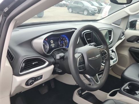 Used 2024 Chrysler Pacifica Touring-L FWD image 11
