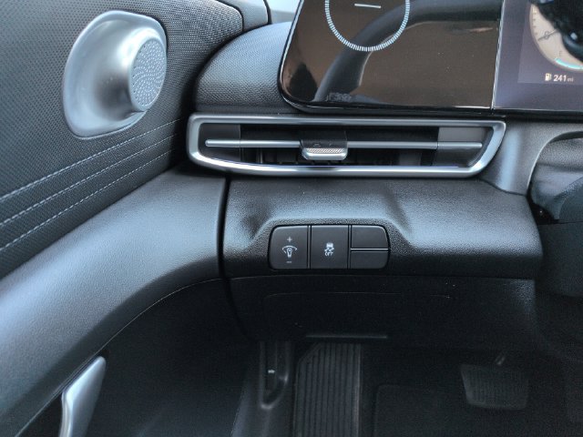 Used 2024 Hyundai Elantra SEL FWD image 31