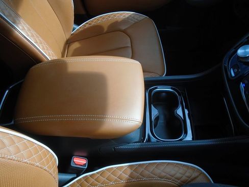 Certified 2024 Chrysler Pacifica Pinnacle image 18