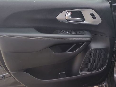Used 2023 Chrysler Pacifica Touring-L w/ S Appearance Package FWD image 10