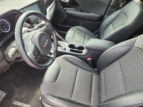 Used 2022 Kia Niro LXS FWD image 2
