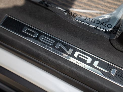 Used 2025 GMC Yukon XL Denali Ultimate AWD/4WD image 12