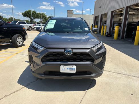 Used 2024 Toyota RAV4 XLE AWD/4WD image 3