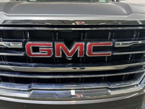 Used 2022 GMC Yukon XL SLT w/ SLT Premium Package image 9
