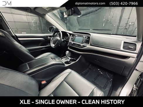 Used 2018 Toyota Highlander XLE AWD/4WD image 19