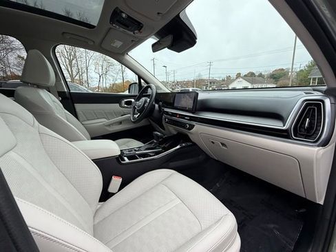 Used 2025 Kia Sorento SX image 16