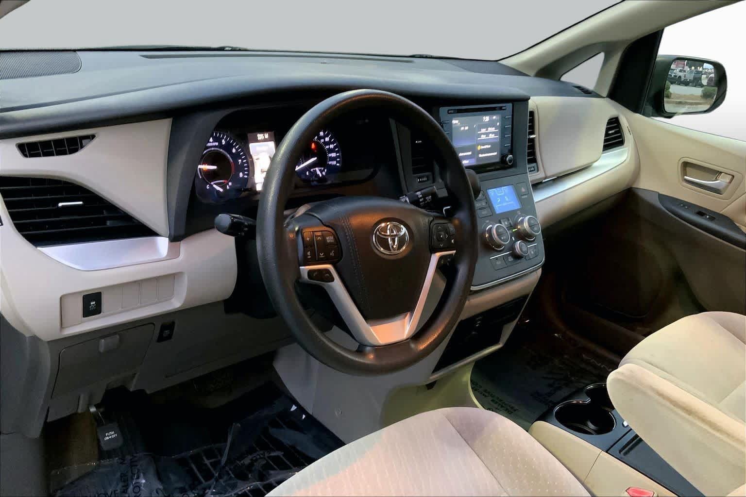 Used 2018 Toyota Sienna LE FWD image 15