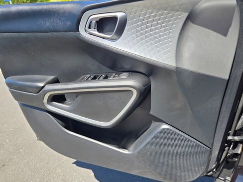Used 2023 Kia Soul LX image 16