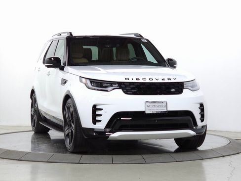 Used 2025 Land Rover Discovery Dynamic SE image 11