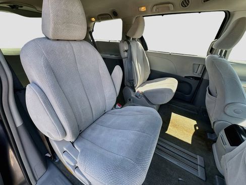 Used 2014 Toyota Sienna LE FWD image 31