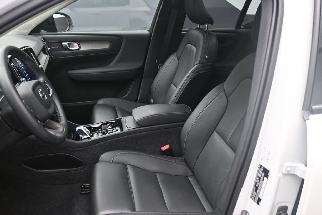 Used 2025 Volvo XC40 B5 Ultra AWD/4WD image 18