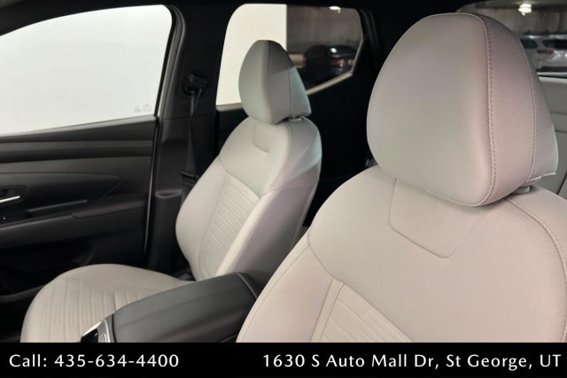 Used 2025 Hyundai Santa Cruz SE AWD/4WD image 16