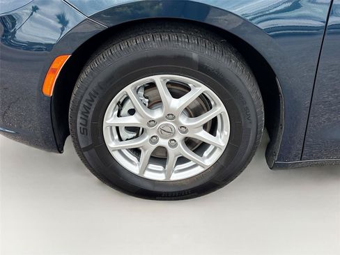 Used 2023 Chrysler Pacifica Touring-L FWD image 31