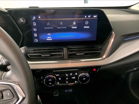 Used 2025 Chevrolet Trax LT w/ LT Convenience Package image 6