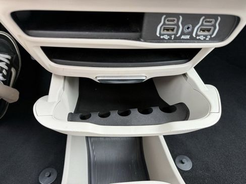 Certified 2024 Chrysler Pacifica Touring-L image 32