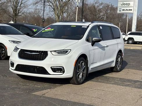New 2026 Chrysler Pacifica Pinnacle w/ Trailer Tow Group AWD/4WD image 32