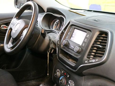 Used 2019 Jeep Cherokee Sport FWD image 10