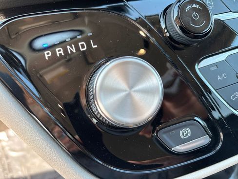 Used 2023 Chrysler Pacifica Touring-L image 26