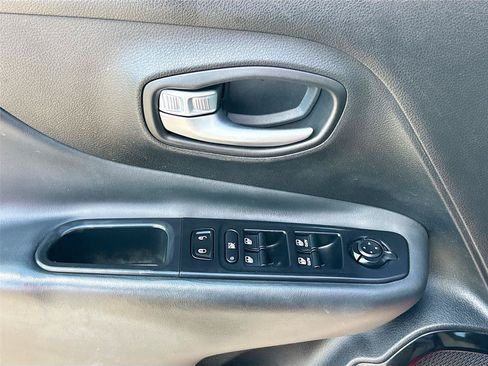 Used 2019 Jeep Renegade Altitude w/ Quick Order Package 2XM FWD image 17