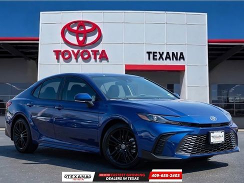 Used 2025 Toyota Camry SE image 1