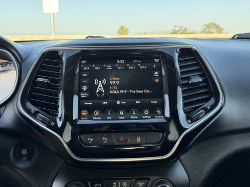 Used 2019 Jeep Cherokee Overland w/ Technology Group image 25