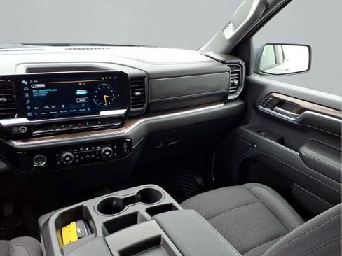 Used 2024 Chevrolet Silverado 1500 LT AWD/4WD image 9