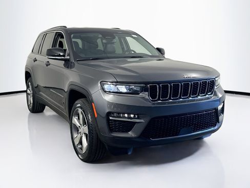 Used 2022 Jeep Grand Cherokee Limited image 3