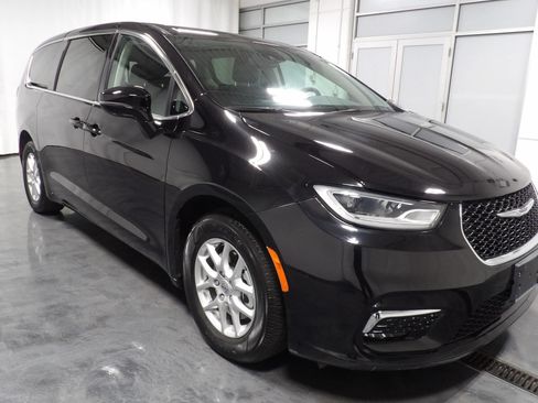 Used 2024 Chrysler Pacifica Limited FWD image 2