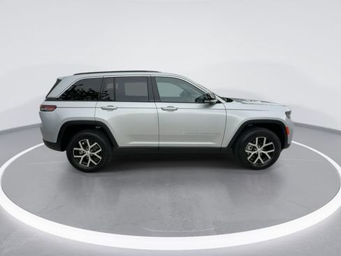 Used 2025 Jeep Grand Cherokee Limited RWD image 9