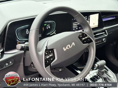 Certified 2024 Kia Niro EX image 12