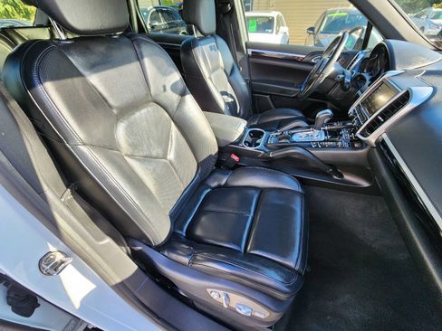 Used 2014 Porsche Cayenne Platinum Edition image 32