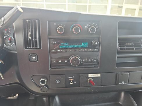 Used 2016 Chevrolet Express 2500 RWD image 21