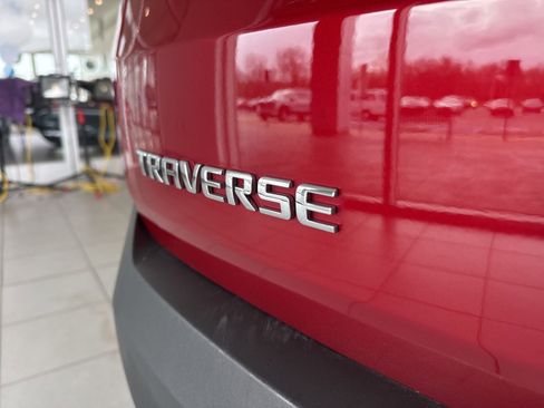 Used 2023 Chevrolet Traverse LT image 9