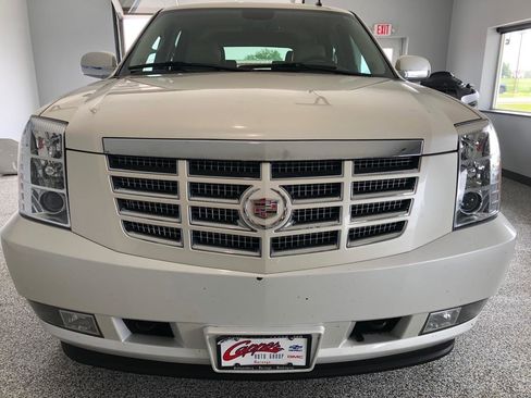 Used 2011 Cadillac Escalade Premium AWD/4WD image 6