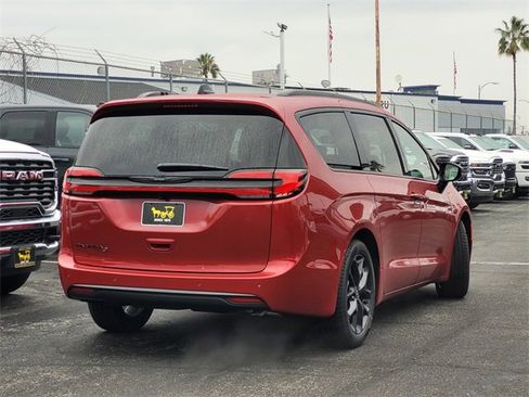 New 2026 Chrysler Pacifica Select w/ S Appearance Package image 4