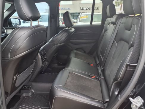 Used 2025 Jeep Grand Cherokee Altitude RWD image 24