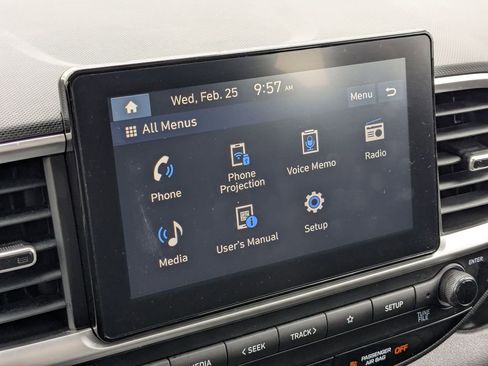 Used 2025 Hyundai Venue SEL image 21