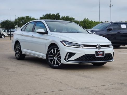 Used 2025 Volkswagen Jetta SE FWD image 2