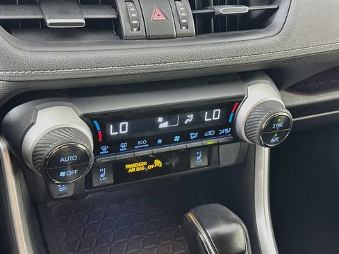 Used 2019 Toyota RAV4 Limited FWD image 23