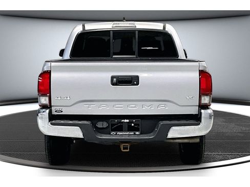 Used 2017 Toyota Tacoma SR5 w/ Tow Package AWD/4WD image 6