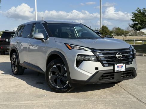 Used 2025 Nissan Rogue SV image 2