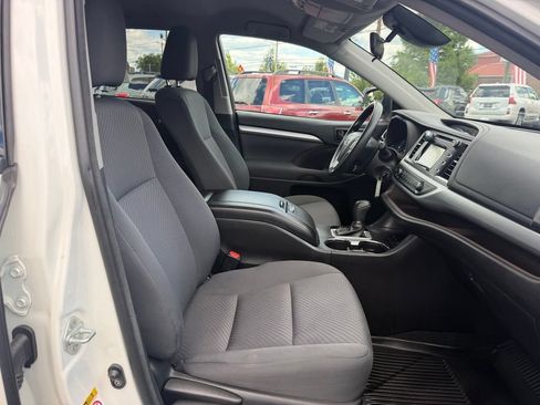 Used 2017 Toyota Highlander LE AWD/4WD image 32