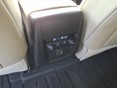 Used 2021 Buick Enclave Essence image 12