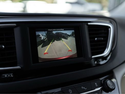 Used 2018 Chrysler Pacifica Touring-L image 14