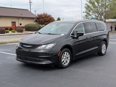 Used 2023 Chrysler Voyager LX FWD image 7