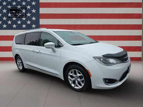 Used 2017 Chrysler Pacifica Touring-L Plus w/ Tire & Wheel Group FWD image 3